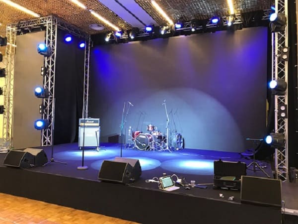 Оснащение актового зала звуковым и световым оборудованием